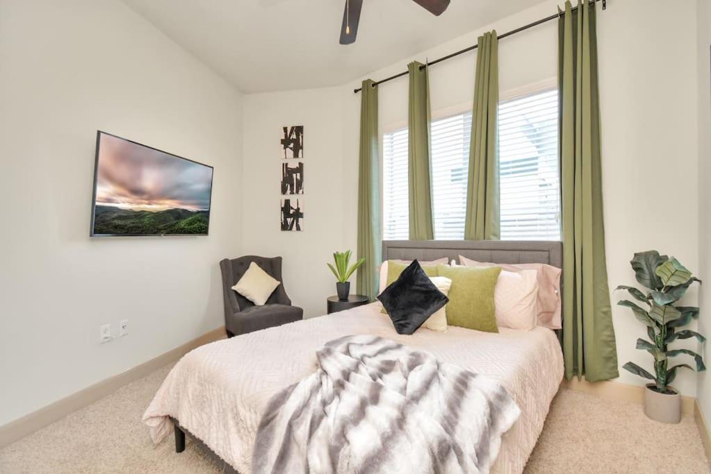 Lux Mid-rise Walking Distance To Nrg Stadium *