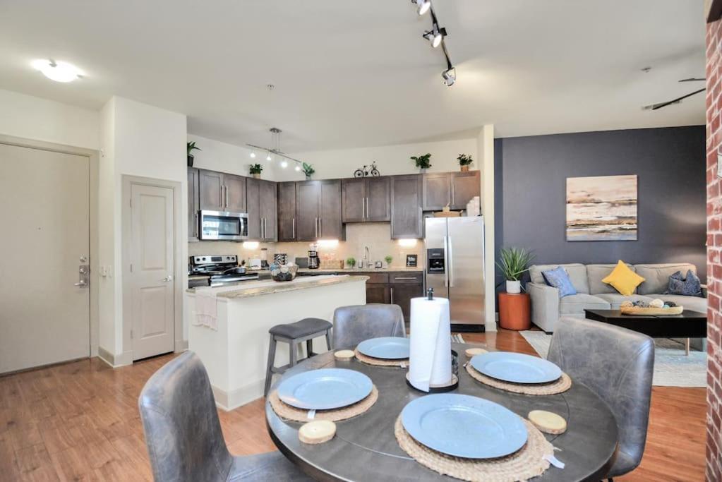 Lux Mid-rise Walking Distance To Nrg Stadium Apartment Houston